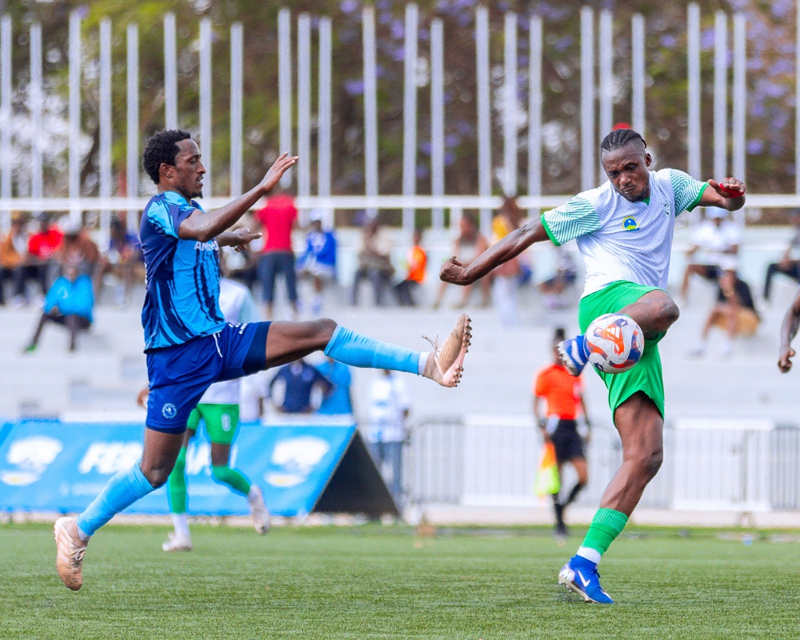 Bitunguranye ibyapa byamamaza umutera nkunga wa Super Cup, byamanuwe muri Stade ya Kigali 