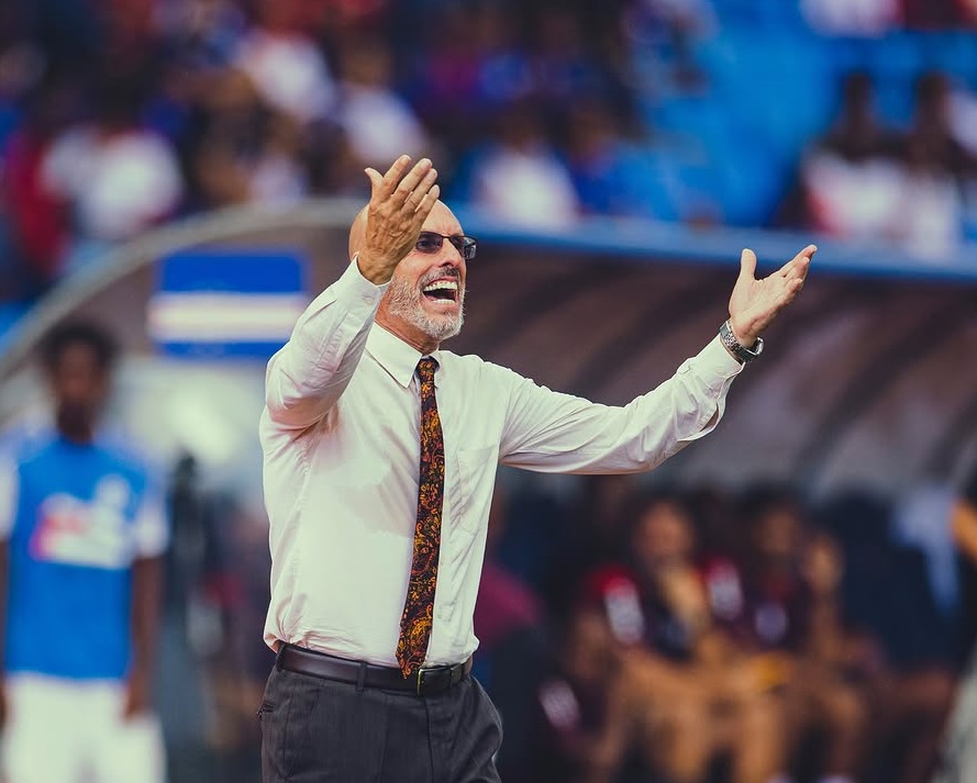 Stephen Constantine umucunguzi waje mu bye ariko batamwemera? Ahabwe indabo ze!