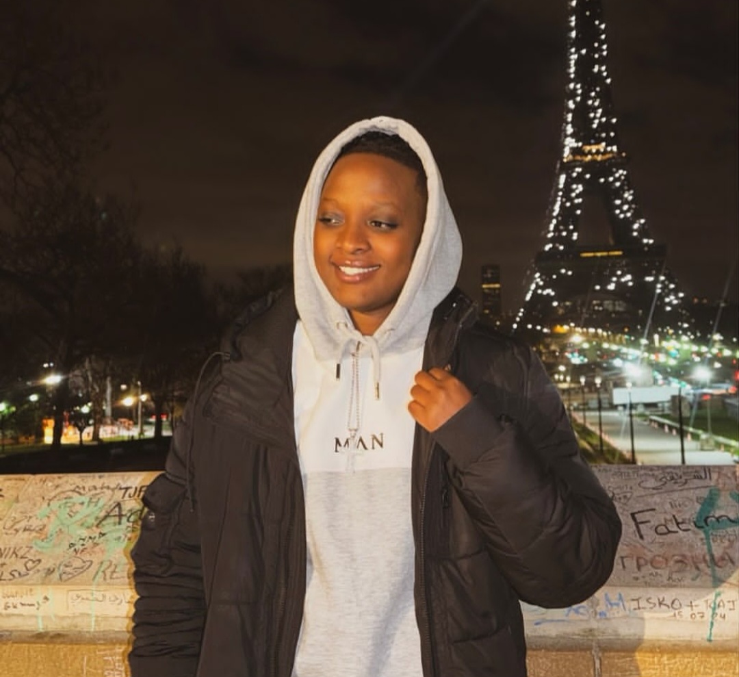 Uko Tesha yari aburiye mu Kibuga cy’Indege i Paris